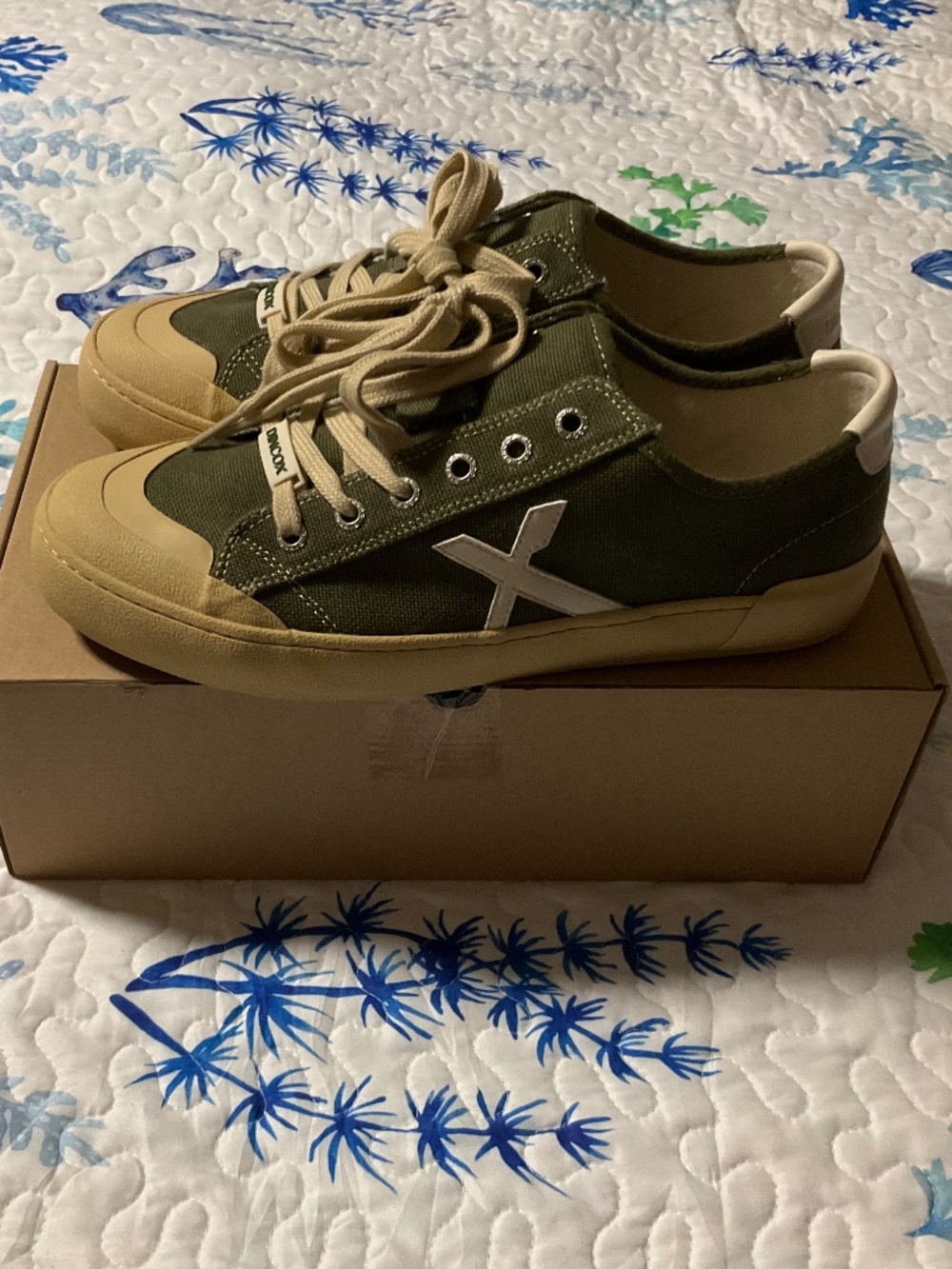 Men’s NIB DINCOX, Vietnam sz EU 43,10 med. dk green with tan lace up Sneakers
